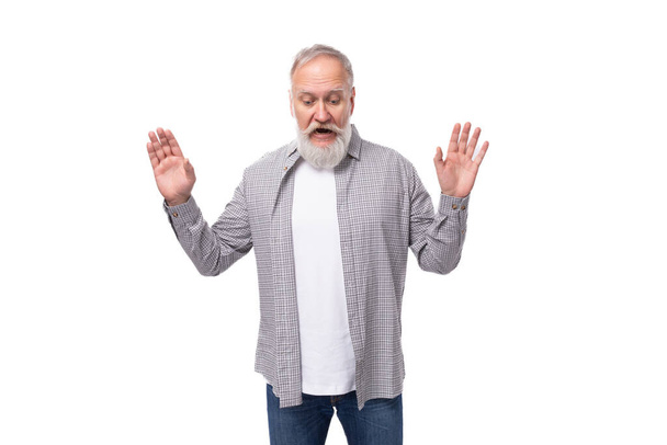 ein niedlicher Großvater mit weißem Bart und Schnurrbart trägt ein gestreiftes Hemd über einem T-Shirt. - Foto, Bild