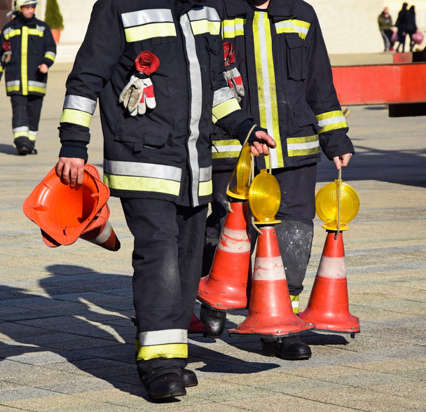 Pompiers avec cônes de circulation
 - Photo, image