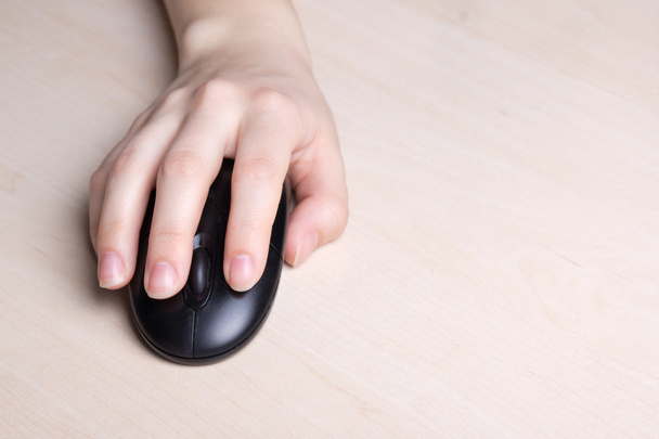ženská ruka s myší na stole - Fotografie, Obrázek