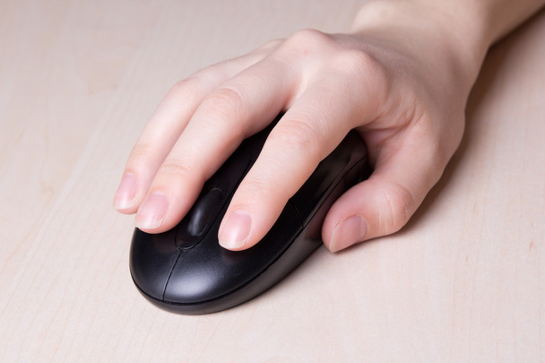 мышь в женской руке на деревянный стол - Фото, изображение