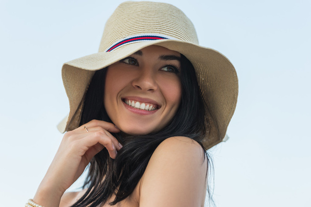Smiling girl in summer hat - Foto, Imagem