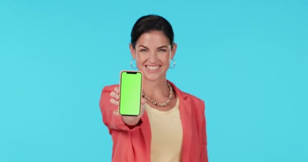 Смартфон с зеленым экраном, лакомый большой палец вверх или счастливая женщина с сатисфакцией, макетом логотипа или голосование. Студийный портрет, телефон или человек со значком ОК, лайком или жестом эмодзи на синем фоне. - Кадры, видео