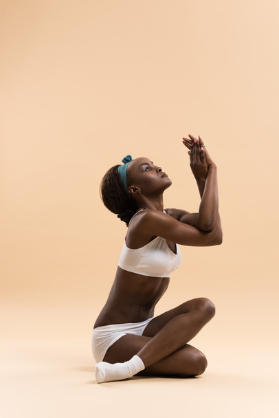 Woman doing yoga - Foto, Bild