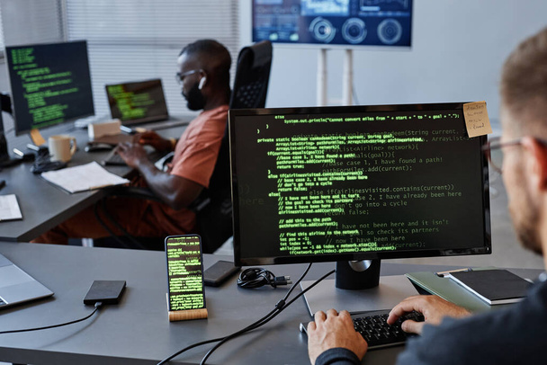 Bilgisayar ekranında yeşil kod satırları olan yazılım geliştirme ofisinin arkaplan resmi, boşluğu kopyala - Fotoğraf, Görsel