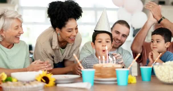 День народження, дитина дме свічки і щаслива сім'я святкують разом з оплесками, співом і солодощами вдома. Щастя, діти святкування та привітання, люди на захоплюючій події з тортом. - Кадри, відео