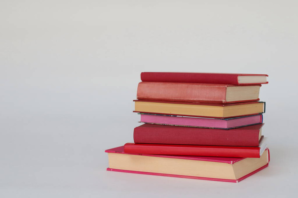 στοίβα από βιβλία σε ροζ φόντο - Φωτογραφία, εικόνα