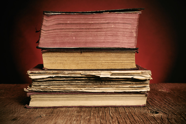 Livres anciens sur une table rustique en bois
 - Photo, image