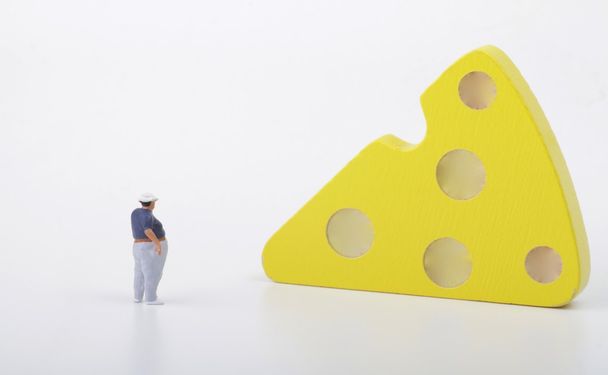 hombre gordo y una rebanada de queso
 - Foto, imagen