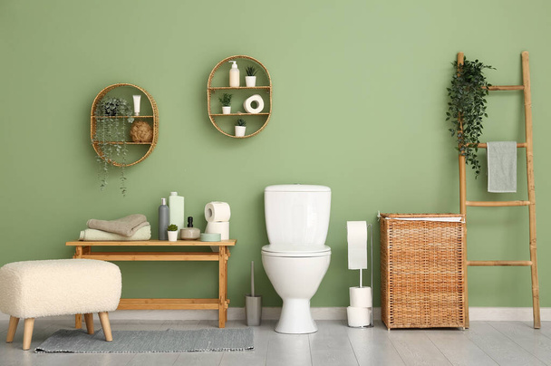 ウィッカーランドリーバスケット付きモダンなトイレのスタイリッシュなインテリア - 写真・画像