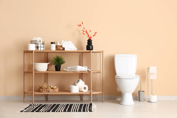 vaso sanitário de cerâmica e diferentes suprimentos de banho no interior do banheiro moderno - Foto, Imagem
