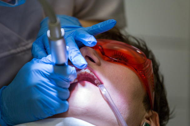 Ασθενή σε οδοντίατρο του γραφείου - πραγματική εργασία. - Φωτογραφία, εικόνα