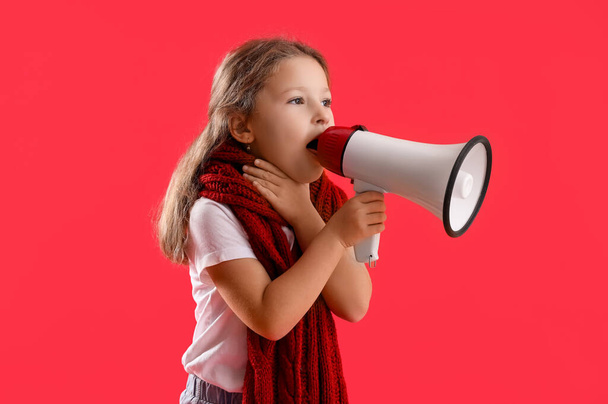 Malato bambina urlando in megafono su sfondo rosso - Foto, immagini