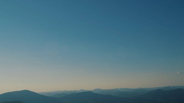 Montagnes bleues avec brouillard au lever du soleil. - Photo, image