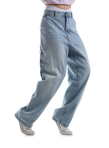 Mladá žena v trendy džíny na bílém pozadí - Fotografie, Obrázek