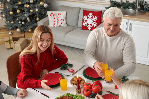Щасливий зрілий чоловік з дочкою проводить різдвяну вечерю на кухні - Фото, зображення