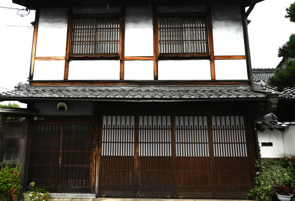 Een reis naar Japan. Een rij huizen van Omi kooplieden. Omihachiman City, prefectuur Shiga. Japan 's historische traditionele huisbehoudgebied. - Foto, afbeelding