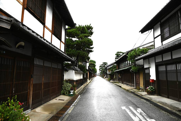Un viaje a Japón. Una fila de casas de comerciantes Omi. Ciudad de Omihachiman, Prefectura de Shiga. Zona histórica tradicional de preservación de casas de Japón. - Foto, imagen