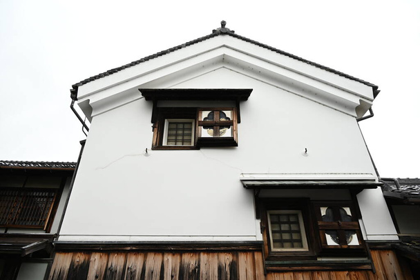 Een reis naar Japan. Een rij huizen van Omi kooplieden. Omihachiman City, prefectuur Shiga. Japan 's historische traditionele huisbehoudgebied. - Foto, afbeelding