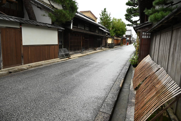 Eine Reise nach Japan. Eine Häuserzeile von Omi-Händlern. Stadt Omihachiman, Präfektur Shiga. Japans historisches traditionelles Häuserschutzgebiet. - Foto, Bild