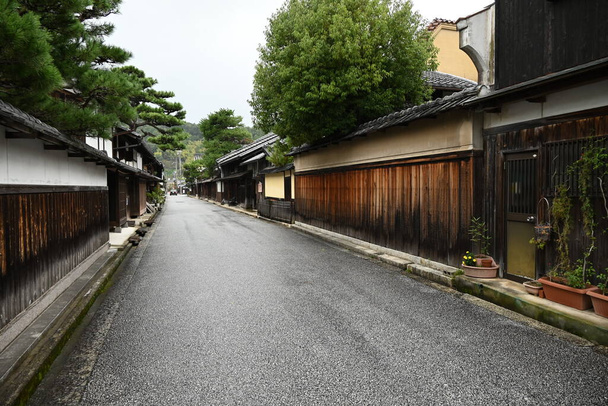 Eine Reise nach Japan. Eine Häuserzeile von Omi-Händlern. Stadt Omihachiman, Präfektur Shiga. Japans historisches traditionelles Häuserschutzgebiet. - Foto, Bild