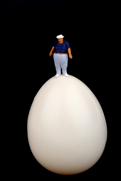 Hombre gordo en la parte superior de un huevo hervido
 - Foto, Imagen