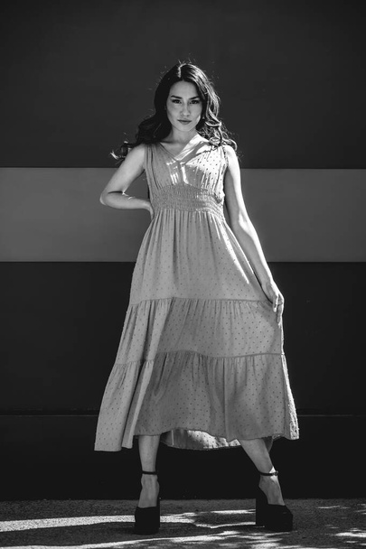 Beleza e charme latino: modelo morena bonita com um olhar de moda em um dia ensolarado no parque (em preto e branco) - Foto, Imagem