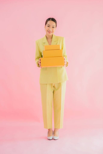 retrato bonito jovem asiático mulher com pacote caixa no cor fundo - Foto, Imagem