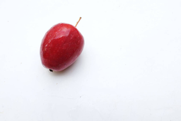 Grupo de manzanas enanas rojas y amarillas maduras orgánicas frescas, manzanas princesa, manzana, mini manzana, manzana pequeña, manzana cereza, manzanas rojas brillantes aisladas sobre fondo blanco. - Foto, imagen