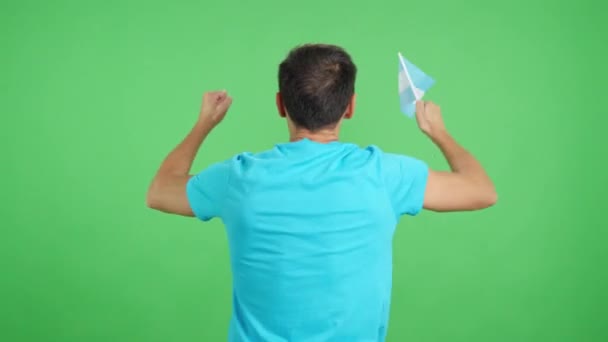 Video en estudio con croma de la vista trasera de un hombre ondeando un banderín argentino - Metraje, vídeo