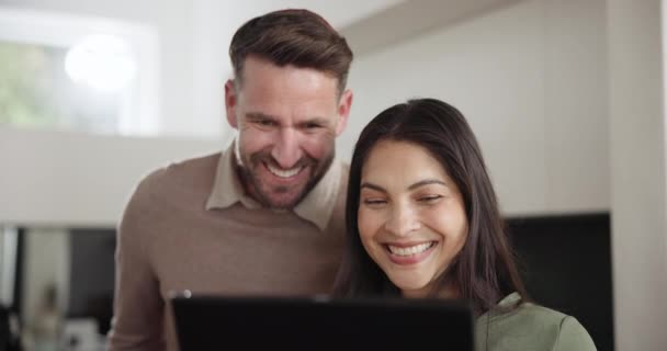 Tablet, κύμα και βιντεοκλήση με ένα διαφυλετικό ζευγάρι στο σπίτι τους μαζί για επικοινωνία στο διαδίκτυο. Τεχνολογία, χαμόγελο ή ευτυχής με έναν άνδρα και μια γυναίκα που μιλούν στο διαδίκτυο για εικονική δικτύωση. - Πλάνα, βίντεο
