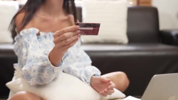 Νεαρή γυναίκα που χρησιμοποιεί φορητό υπολογιστή με πιστωτική κάρτα για τις τραπεζικές υπηρεσίες στο διαδίκτυο, online αγορές Ηλεκτρονικό εμπόριο μέσω online πύλη πληρωμής στο σπίτι. Σύγχρονη και ευκολία online αγορά με χρεωστική κάρτα. Κυψέλη - Πλάνα, βίντεο
