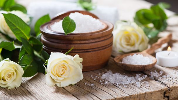 Natural Spa Treatment of Roses - Foto, afbeelding