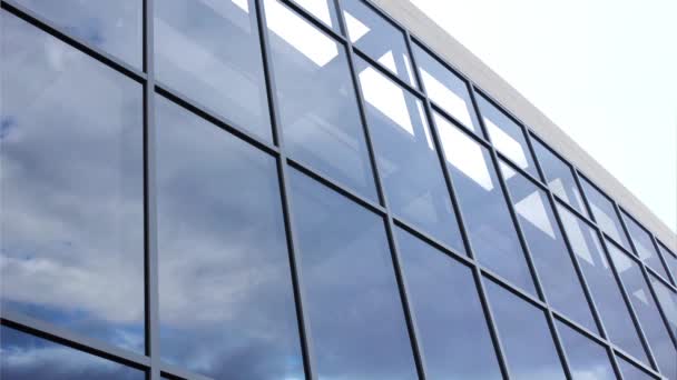 Fachada de vidrio con reflejo de nubes
 - Metraje, vídeo