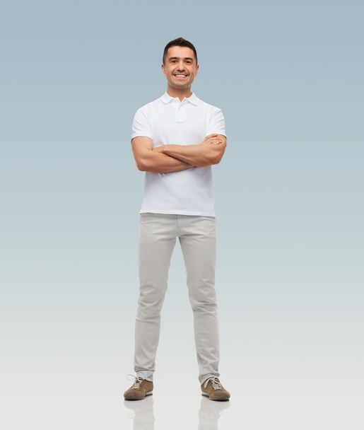 smiling man with crossed arms over gray background - Foto, Bild
