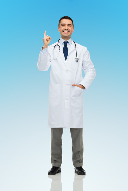 счастливый доктор в белом халате показывает пальцем вверх
 - Фото, изображение