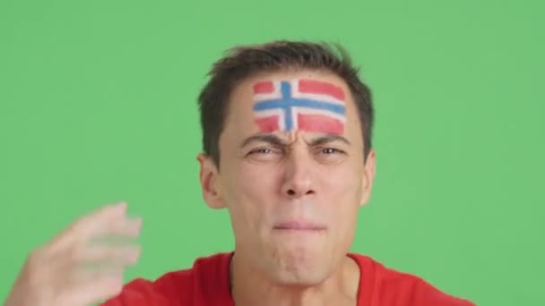 Άντρας με Νορβηγική εθνική σημαία αναστατωμένος με διαιτητή - Πλάνα, βίντεο
