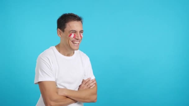 Video in studio con croma di un uomo felice con bandiera peruviana dipinta sul viso guardando dall'altra parte lo spazio di copia in bianco - Filmati, video