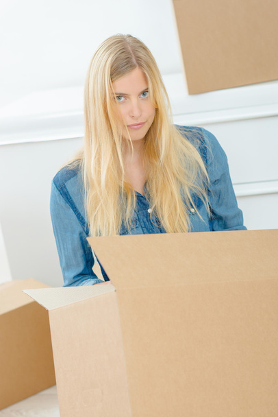 Femme emballant une boîte en carton
 - Photo, image
