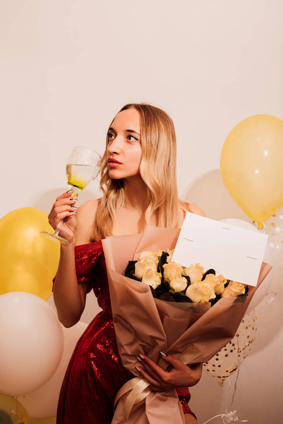 Mujer atractiva joven en vestido largo con rosas y globos. Fiesta, celebración. Foto de alta calidad - Foto, Imagen