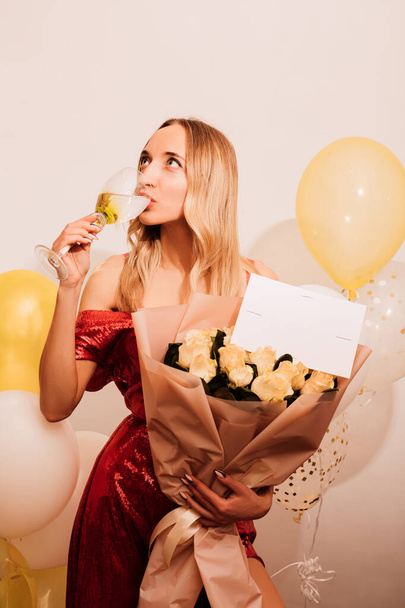 Jovem mulher atraente em vestido longo com rosas e balões. Festa, celebração. Foto de alta qualidade - Foto, Imagem