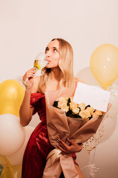 Jovem mulher atraente em vestido longo com rosas e balões. Festa, celebração. Foto de alta qualidade - Foto, Imagem