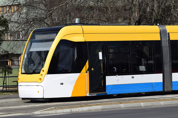 Новый модер трамвай в городе
 - Фото, изображение