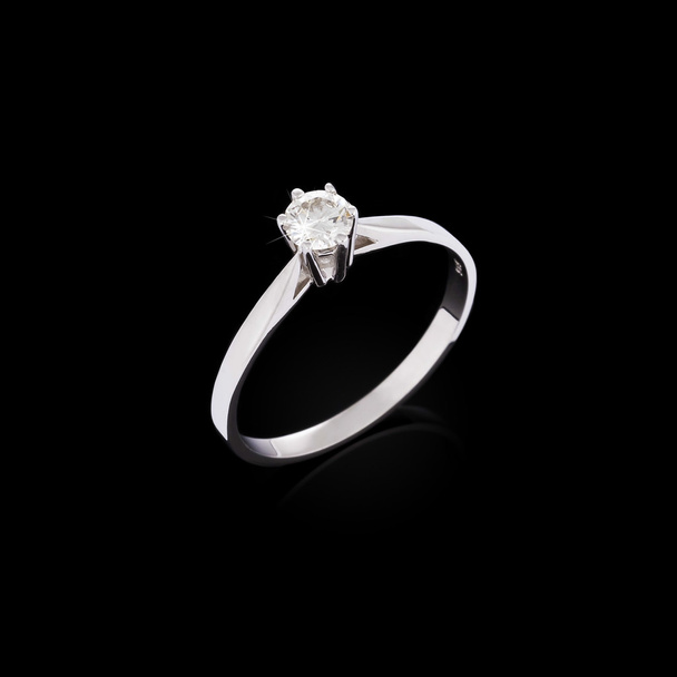 Anel de diamante de noivado no fundo preto
 - Foto, Imagem
