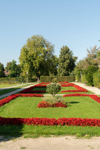 Kempten, Γερμανία, 8 Σεπτεμβρίου 2023 Υπέροχο πάρκο με λουλούδια στο κέντρο της πόλης σε μια ηλιόλουστη μέρα - Φωτογραφία, εικόνα