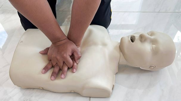 Koulutus CPR: n lääketieteellisistä menettelyistä mallinukeilla, jotta harjoittelijat voivat ymmärtää ja heillä on perusensiaputaidot potilaille. - Valokuva, kuva