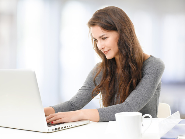 Young woman  in front of computer - Foto, imagen