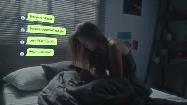 Uczennica siedzi na łóżku w ciemnym pokoju i czyta upokarzające wiadomości przez telefon od nienawistników w nocy. animowany tekst CG pokazany w przestrzeni kopiowania - Materiał filmowy, wideo
