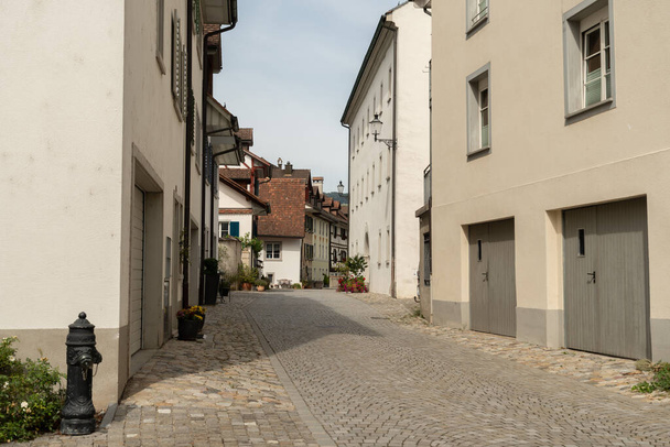 Bremgarten, Canton Aargau, Sveitsi, syyskuu 3, 2023 Kaunis historiallinen ja perinteinen arkkitehtuuri vanhassa kaupungissa - Valokuva, kuva