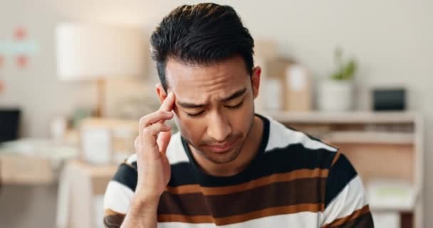 Asyalı bir adam, yanlışlıkla baş ağrısı ve stres, iflas ya da merkez ofisteki mali krizden kaynaklanan borç. Hayal kırıklığına uğramış kişinin migreni, stresi ya da zihinsel sağlık, endişe ya da başarısızlık baskısı nedeniyle yakınlaşması. - Video, Çekim