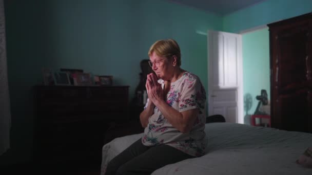 Treue ältere Frau, die im Schlafzimmer zu GOTT betet. Ältere Seniorin mit Hoffnung und Glauben in schwierigen Zeiten, die um göttliche Hilfe bittet - Filmmaterial, Video